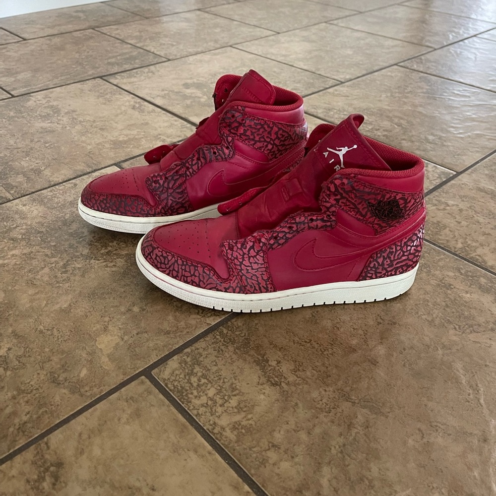 womens size 7 red jordan 1